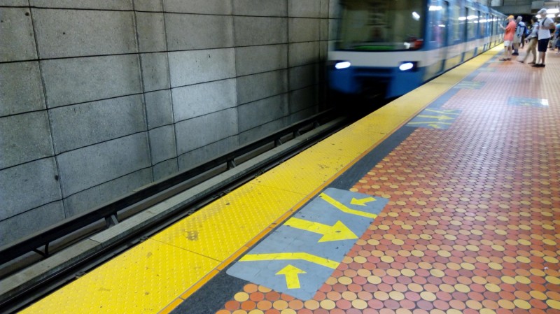 Lionel-Groulx metróállomás: a földön a metróajtókhoz igazított segítség, hová álljunk, hogy ne torlaszoljuk el az ajtót, és hogyan szálljunk be gyorsan.